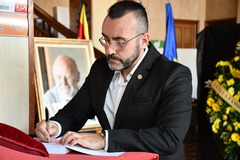 El alcalde y Roig firman en el libro de condolencias de Jos Manuel Llaneza _1