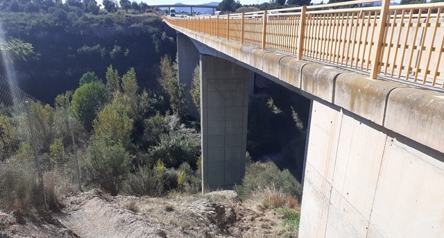 Reixa instal·lada en el pont de la CV-10 per a protegir el paisatge protegit del Millars