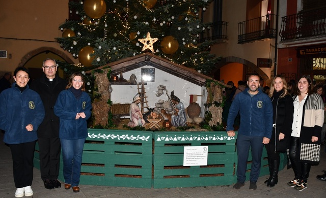 Encesa de l'arbre de Nadal i presentació del Naixement en la plaça de la Vila_3