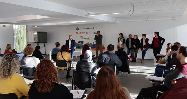 L'alcalde dna la benvinguda als participants en el taller d'ocupaci 2022-2023