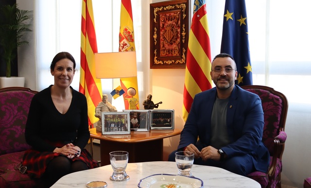 Reunión del alcalde con la presidenta de la Comisión de Peñas, Susana García Casalta