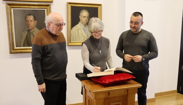 La neta de l'escultor Ortells, Yasmina Bernat Ortells, signa en el llibre d'honor de l'Ajuntament