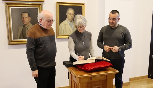 La nieta del escultor Ortells, Yasmina Bernat Ortells, firma en el libro de honor del Ayuntamiento