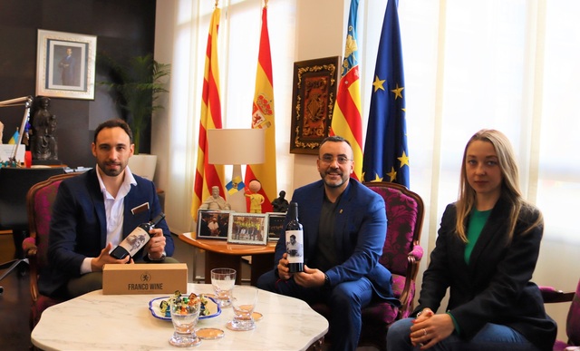 El alcalde recibe al empresario vila-realense Ezequiel Franco