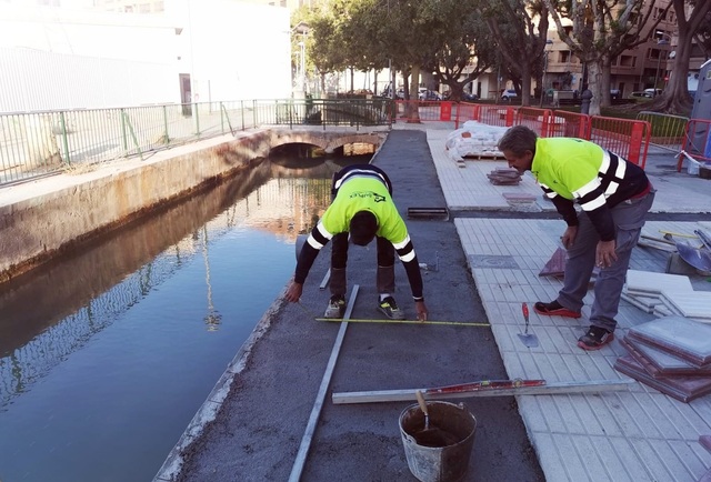 Obras para reparar la acera junto a la acequia Mayor