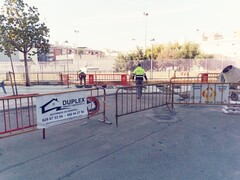 Obras para reparar la acera junto a la acequia Mayor_1