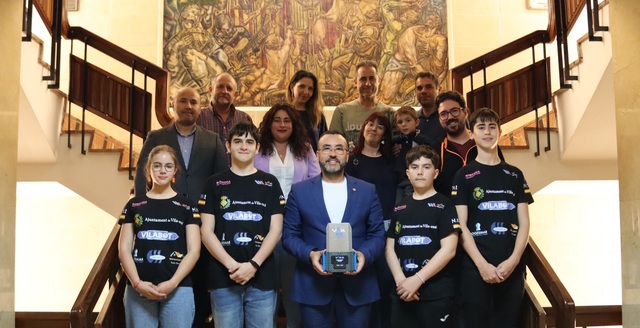 El alcalde recibe a los estudiantes del equipo de robtica IQ Maker's_1