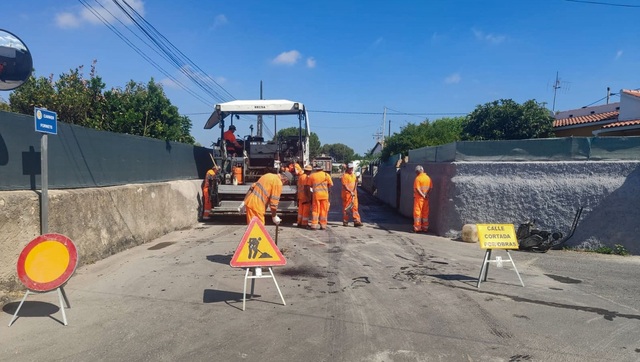 Trabajos de reparacin de un camino rural