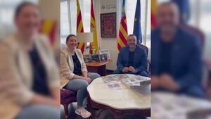 L'alcalde rep Maria Costa, creadora del joc Qui sap ms sobre Vila-real?