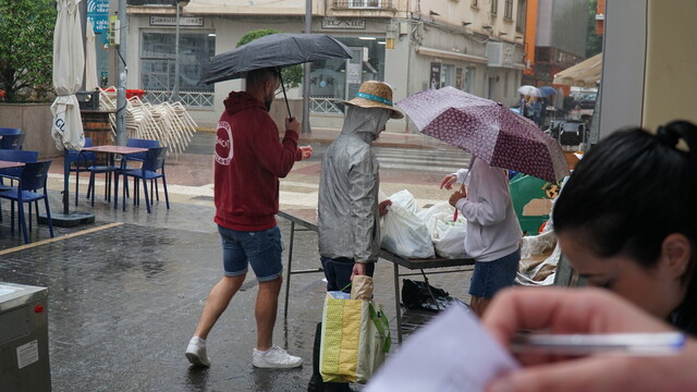 Reparto de lotes para el concurso de paellas