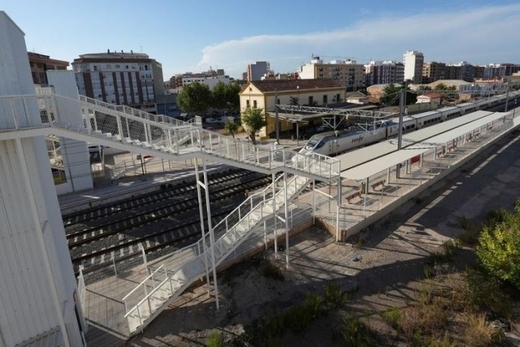 Passarella d'accs a les andanes de l'estaci de tren