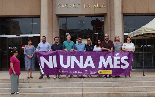  Minut de silenci pels assassinats masclistes d'Oriola i Castelló