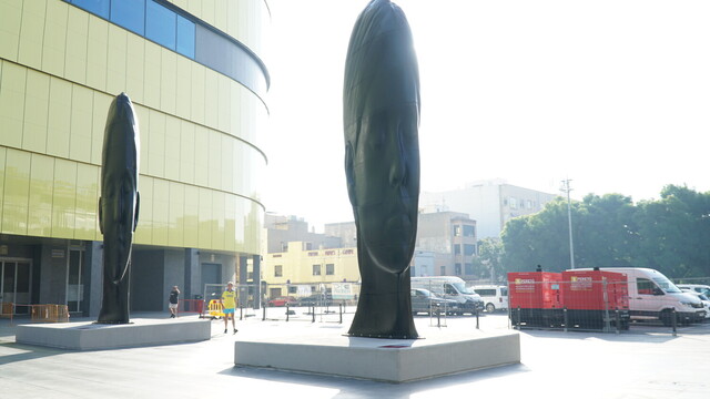 Esculturas de Jaume Plensa en la plaza del Estadio de la Cermica_2