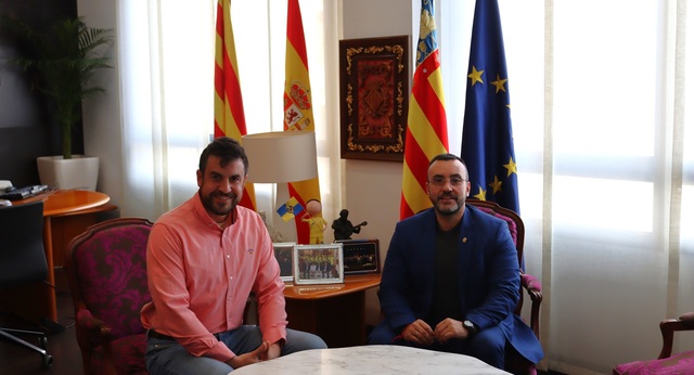 L'alcalde de Vila-real, Jos Benlloch, en una reuni amb Enrique Vies