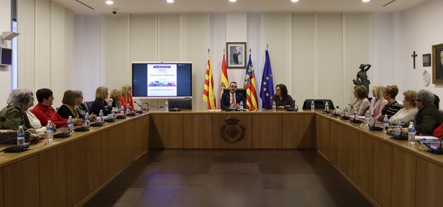 L'alcalde rep les alumnes de la UNED Snior