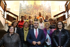 El alcalde recibe a las alumnas de la UNED Snior_1