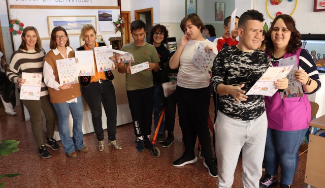 Reparto de las cartas a los Reyes Magos en valenciano en el CPEE La Panderola