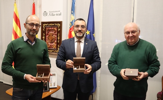 El alcalde, Jacinto Heredia y Juanjo Pelez, con la caja de msica que reproduce la Marcha de la ciudad del maestro Jos Goterris 