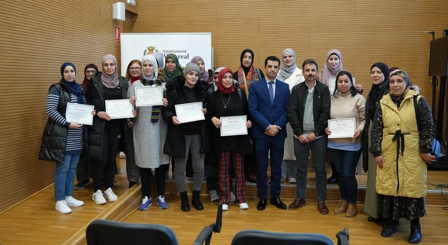 Entrega de diplomas del curso de castellano para extranjeros_1