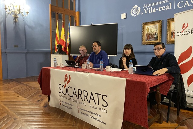 Taula redona de l'associació Socarrats sobre l'estat del valencià