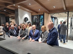 Visita de l'alcalde i la corporaci municipal a la XXX Mostra Internacional de Porcelanosa_3