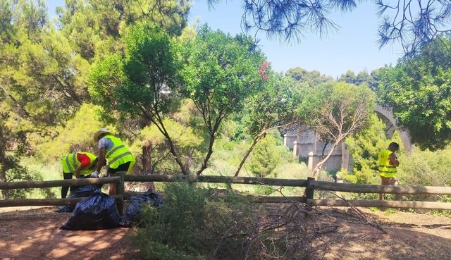 Trabajadores del paro agrario realizan labores de limpieza en el Termet