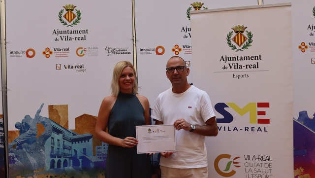 Entrega del donativo de la carrera del SME a la Asociacin de Esclerosis Mltiple de Castelln
