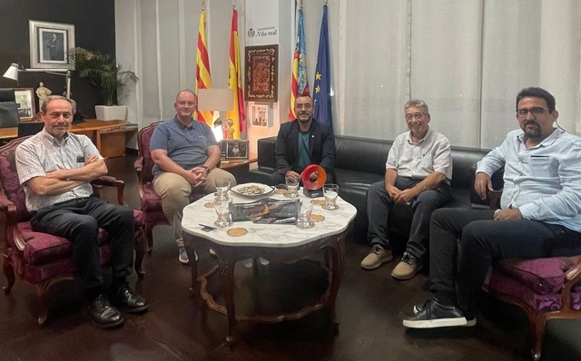 Reunin del alcalde con el catedrtico Juan Carda y directivos de la empresa turca Kale Seramik