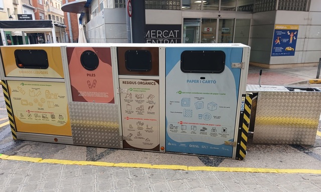 Illa de reciclatge davant del Mercat Central