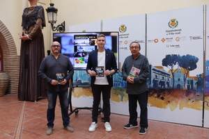 El regidor de Congressos, Javier Lpez juntament amb els membres d'EDC Natura-Fundaci Omacha, Vicent Gins i Tony Tirado