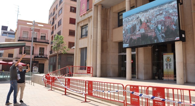 L'alcalde inspecciona la faana de l'Ajuntament, aquest estiu, desprs de la caiguda d'algunes lloses