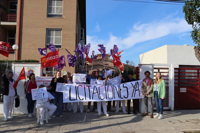 Concentraci de treballadores i treballadors enfront la residncia 'Verge de Grcia'