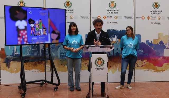 El regidor de Serveis Socials, Toni Marn, i representants de Avaf