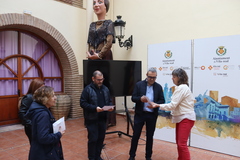 Els representants de les associacions amb la regidora de cultura Dora Saura.