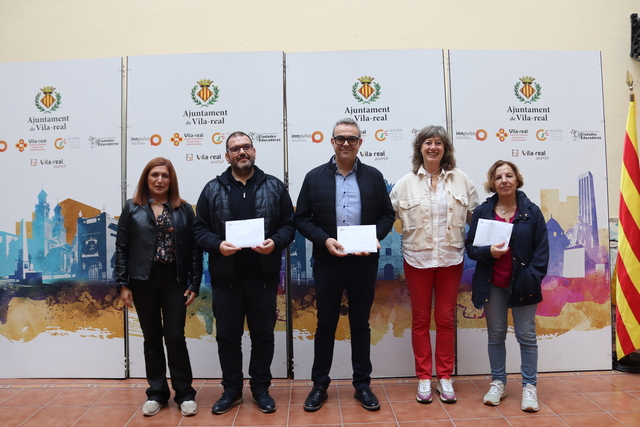 Els representants de les associacions amb la regidora de cultura Dora Saura._1