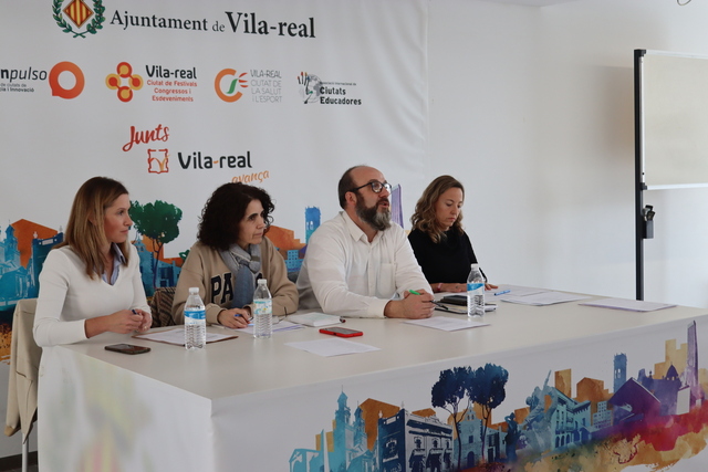 El regidor de Normalitzaci Lingstica, Santi Cortells, durant la reuni