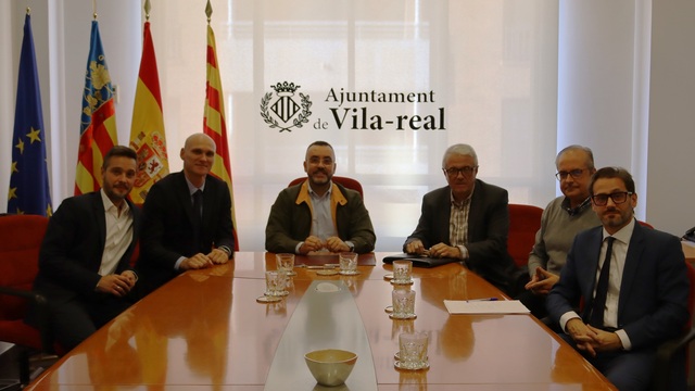 Simn Garca Petit, el primer per la dreta, en la signatura de la compra de l'edifici del Forn d'Avall