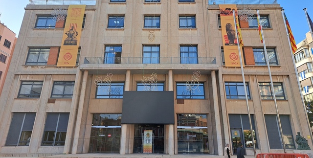 Retirada de la bastida de la faana de l'Ajuntament