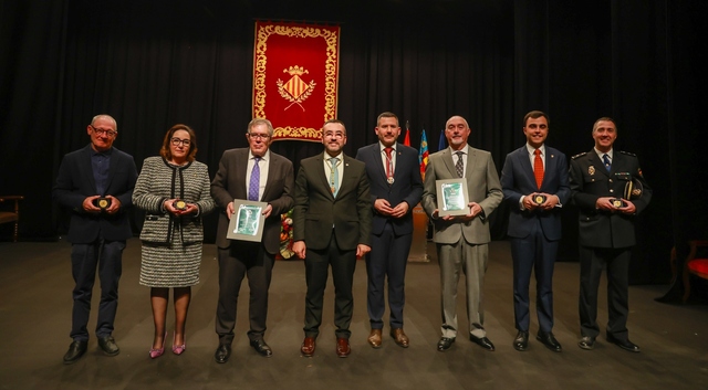 Acto de concesin de la Medalla de Oro y nombramiento de Hijos Predilectos a ttulo pstumo