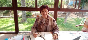 La profesora jubilada Teresa Ortells imparte el taller 'Imagina'