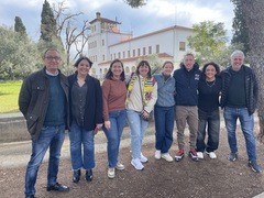 Los responsables de Fundacin Flors con la concejala Vicens y los docentes del grupo francs.