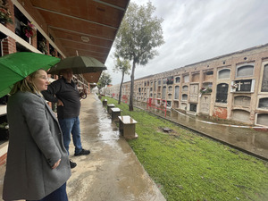 La vicealcaldesa, Maria Fajardo, ha visitado el Cementerio Municipal acompaada por el tcnico responsable._2