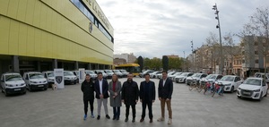 Los representantes de Autobuses Furi, Quadis Leonauto y Andacar 2000 con el alcalde, Jos Benlloch, y la vicealcaldesa, Maria Fajardo.