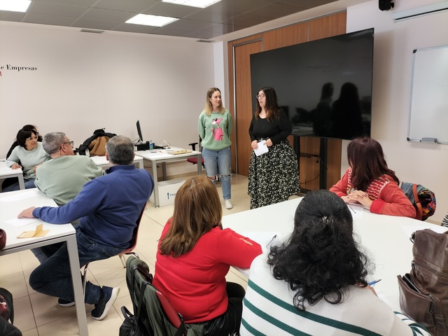 La concejala Ana Torres ha visitado a los participantes de esta formacin.