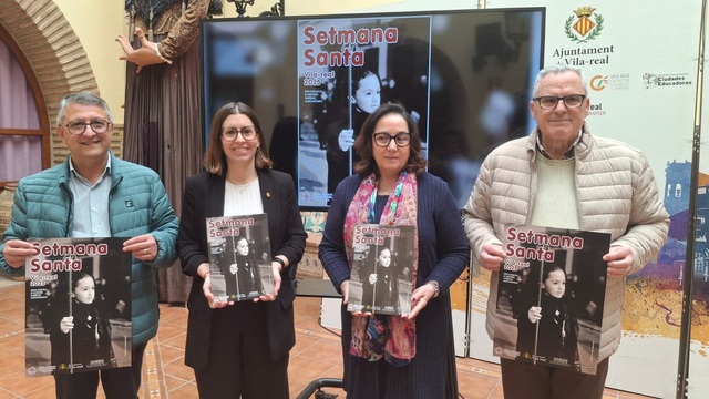 La concejala Noelia Sambl�s con la presidenta de la Junta Central de Semana Santa, Carmina Arrufat, y otros representantes de la entidad.