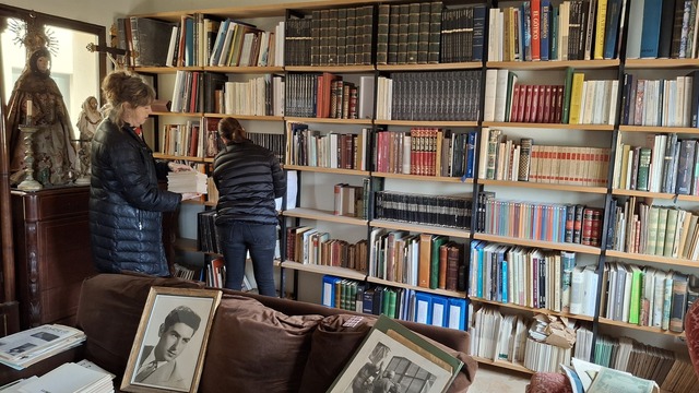 Saura i personal de Cultura a la Casa de Llorens Poy.