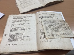 Els documents consultats tenen segles d'histria.
