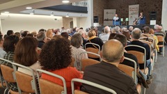Decenas de personas llenaron el teatro Tagoba.