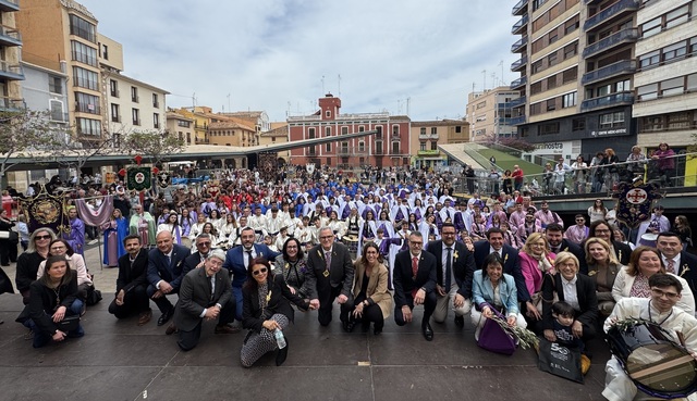 Centenares de personas han participado en la Tamborrada.