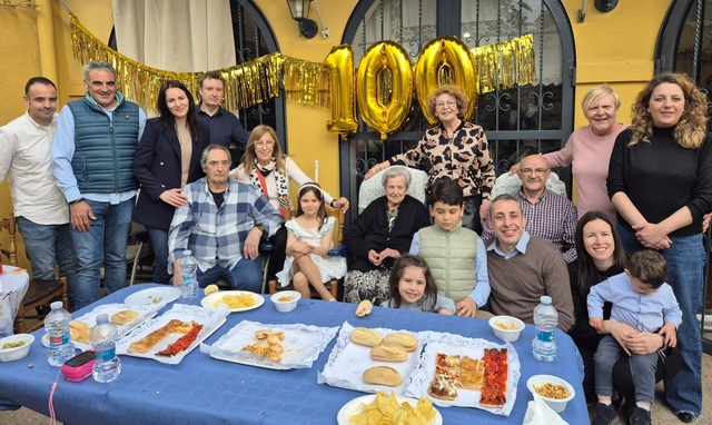 Felicitacin a la vecina centenaria Carmen Herrero 